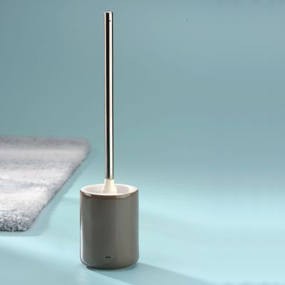 Graue WC-Bürste mit Edelstahlgriff und zylindrischem Bürstenhalter auf hellem Hintergrund