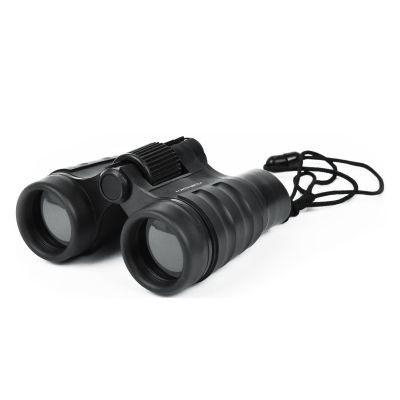 Schwarzes Fernglas mit Trageriemen, schräg mit beiden Objektiven und schwarzem Trageriemen dargestellt.