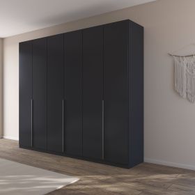 Großer grau-metallicer Kleiderschrank mit Drehtüren in einem hellen Schlafzimmer mit Holzfußboden und moderner Einrichtung