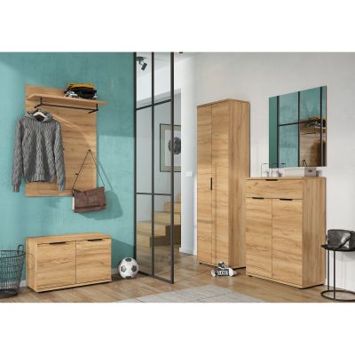 Hoher Garderobenschrank in Holzoptik platziert in einem modern eingerichteten Flur