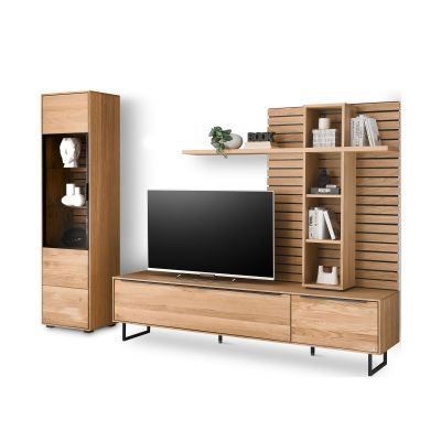Frontansicht einer Wohnwand in Eiche teilmassiv mit langem Lowboard, hoher Vitrine, horizontalem Wandpaneel und offenem Regal neben dem Fernseher. Die Beleuchtung ist ausgeschaltet.