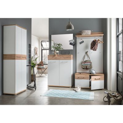 Komplettes Dielenmöbel-Set in Weiß mit Holzabsetzung bestehend aus hohem Schrank, Kommode, Wandpaneel, Sitzbank und Spiegel in einer eingerichteten Diele