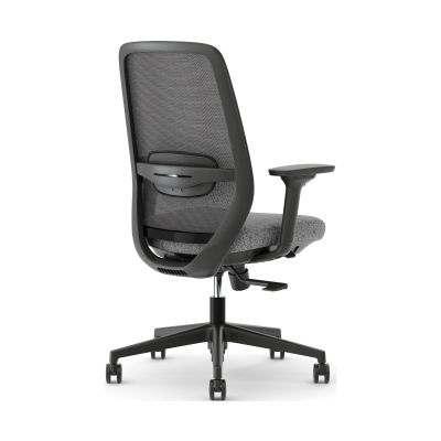 Drehstuhl Elovie mit schwarzem Netzrücken und grauem Sitz schräg von hinten; Armlehnen und Rollengestell sind sichtbar.