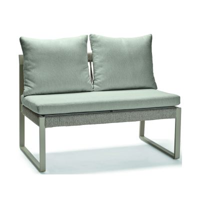 Gartenlounge Bank mit Sitzkissen und zwei Rückenkissen, frontale Ansicht, Gestell mit umlaufender Kordelbespannung an Sitzfläche und Rückenbereich