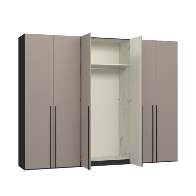 Kleiderschrank mit mittig geöffneten Türen und Innenansicht mit Einlegeboden und Kleiderstange