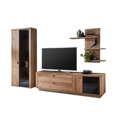 Moderne Wohnwand in natürlicher Holzoptik mit TV-Lowboard, hoher Vitrine und offenem Wandregal vor weißem Hintergrund