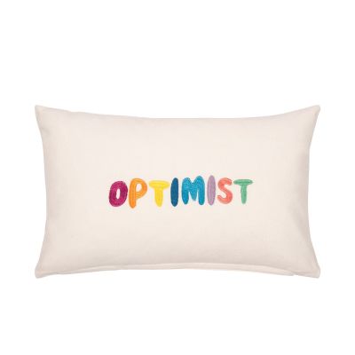 Cremefarbene Kissenhülle Optimist, 30 × 50 cm, mit mehrfarbigem Schriftzug „OPTIMIST“ auf der Vorderseite.