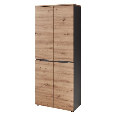 Hoher Schrank in Holzoptik mit vier geschlossenen Türen, leicht schräg von vorn aufgenommen.