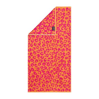 Handtuch in der Farbe Pink mit Leopardenmuster in kräftigem Pink und Orange und umgeschlagener Ecke; Vorderseite, Rückseite und kleines Textiletikett sind sichtbar.