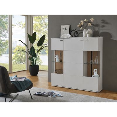 Weißes Highboard mit Glasfächern und Holzoptik-Akzenten in einem modern eingerichteten Wohnraum