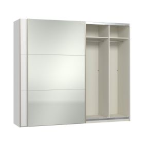 Schwebetürenschrank mit einer geöffneten Schiebetür und sichtbarer Innenaufteilung mit Fachböden und Kleiderstange