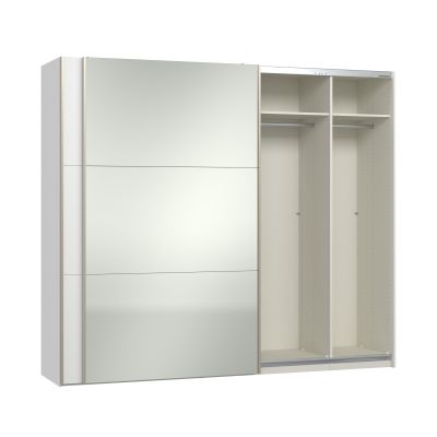 Schwebetürenschrank mit einer geöffneten Schiebetür und sichtbarer Innenaufteilung mit Fachböden und Kleiderstange