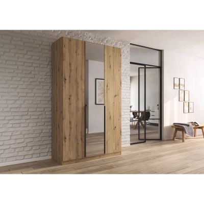 Kleiderschrank in Eiche Artisan mit Spiegeltür in einem hellen Raum mit Backsteinwand und moderner Einrichtung