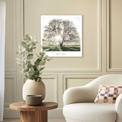 Das Wandbild „Sunbeam Tree“ in Grün, 50 × 50 cm, hängt in einem eingerichteten Wohnraum und zeigt die Größenwirkung an der Wand.