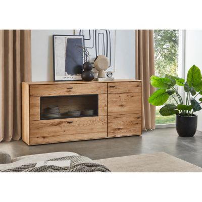 Sideboard aus Holz mit offenem Fach und Stauraum in einem modern eingerichteten Wohnbereich