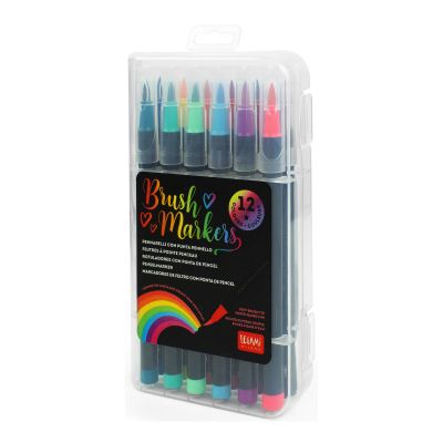 Zwölf Brushpens in kräftigen Farben, in einer transparenten Kunststoffbox geschlossen dargestellt.