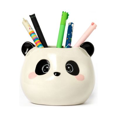 Keramik-Stiftehalter im Panda-Design, frontal und mit mehreren eingesteckten Stiften gezeigt.