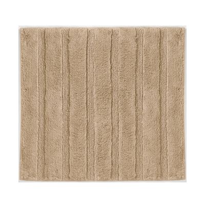 Beige rechteckige Badematte mit erhabener Rippenstruktur auf weißem Hintergrund