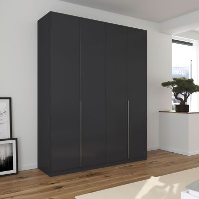 Grau-Metallicer 4-türiger Kleiderschrank in einem modern eingerichteten Schlafzimmer mit Holzboden und stilvollen Möbeln