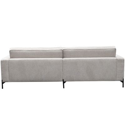 Rückansicht des beigefarbenen Ecksofas mit vollständig bezogenem Rücken, zwei Rückenpolstern und sichtbaren schwarzen Metallfüßen.