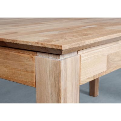Nahaufnahme der Tischplatte und des Tischbeins aus Holz mit sichtbarer Holzmaserung