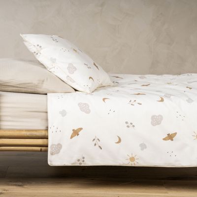 Bett mit aufgezogener Naturmotiv-Bettwäsche, bestehend aus Deckenbezug und Kissenbezug in warmen Naturtönen
