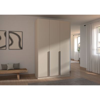 Moderner 3-türiger Kleiderschrank in Champagner mit langem Griff in stilvoll eingerichteter Wohnumgebung mit Holzfußboden und heller Wand