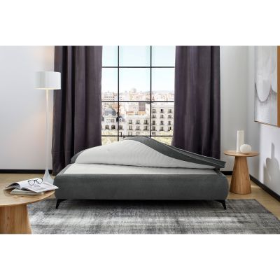 Funktionssofa in Grau, Stellmaß 205x91x97 cm, mit vier Kissen in Waffelcord Grau und schwarzen Metallfüßen, dargestellt im Wohnzimmer mit umgeklappter Sitzmatte