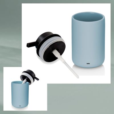 Mehrteilige Detaildarstellung des frostblauen Seifenspenders mit abgenommenem schwarzem Pumpkopf, geöffneter Einfüllöffnung und Pumpschlauch