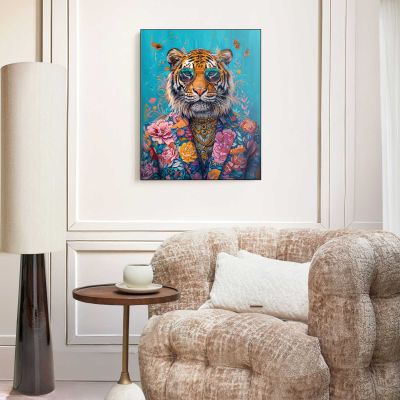 Das Wandbild „Dressed Tiger“ in Mehrfarbig, 50 × 40 cm, hängt in einem eingerichteten Wohnraum und zeigt die Größenwirkung an der Wand.