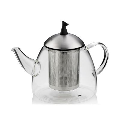 Transparente Teekanne aus Glas mit eingesetztem Edelstahlfilter, schwarzem Deckel und seitlichem Griff