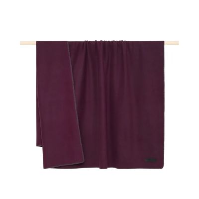 Decke Proflax Fleece in Bordeaux, 160 × 200 cm, sauber gefaltet mit sichtbarer Ziernaht am Rand und kleinem Textillabel.
