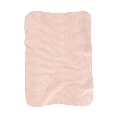 Einfarbig rosafarbene Babydecke Cotton rose mit abgerundeten Ecken auf weißem Hintergrund.