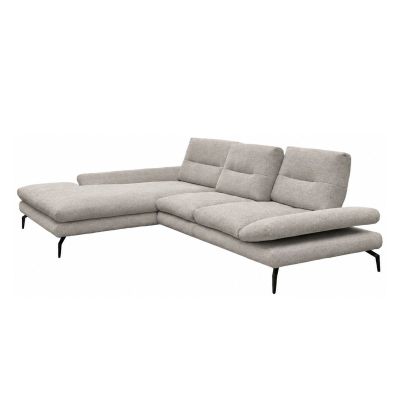 Ecksofa in Glory Beige schräg von vorne rechts mit Longchair links, drei gepolsterten Rückenlehnen, hochgestellter rechter Armlehne und schwarzen Metallfüßen