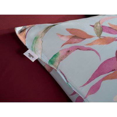 Bettwäsche Tia in Green, 135 x 200 cm: Nahaufnahme des Kissenbezugs mit bunten Blättern und Blüten in Rosa-, Grün- und Gelbtönen.