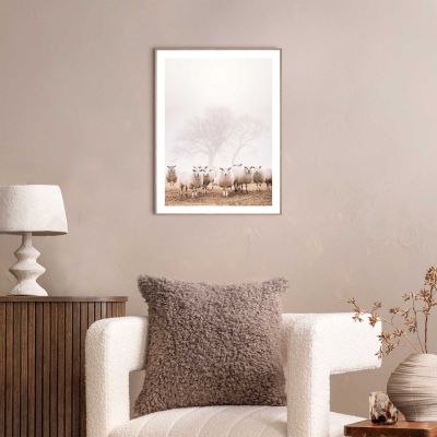 Das Wandbild „Sheep in Field“ in Beige, 30 × 40 cm, hängt in einem eingerichteten Wohnraum und zeigt die Größenwirkung an der Wand.