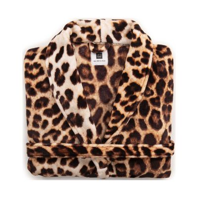 Leopard Bademantel in Brown, Größe S: zusammengefalteter Bademantel mit Leopardenmuster in Braun, Schwarz und Beige, mit sichtbarem Schalkragen und Bindegürtel.