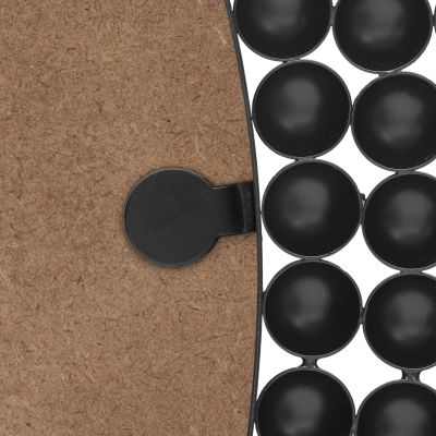 Spiegel Amila in Schwarz, als Nahaufnahme der rückseitigen Trägerplatte und eines Befestigungspunkts; Maße ca. 76 x 76 x 2 cm.