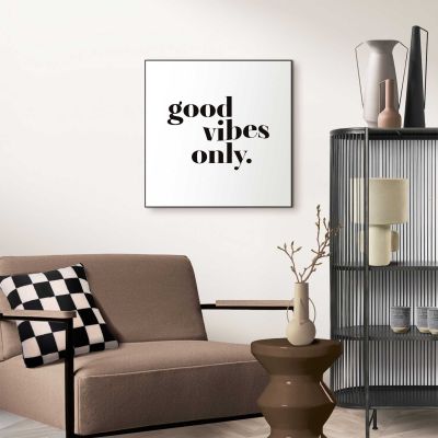 Das Wandbild „Good Vibes Only“ in Schwarz-Weiß, 50 × 50 cm, hängt in einem eingerichteten Wohnraum und zeigt die Größenwirkung an der Wand.