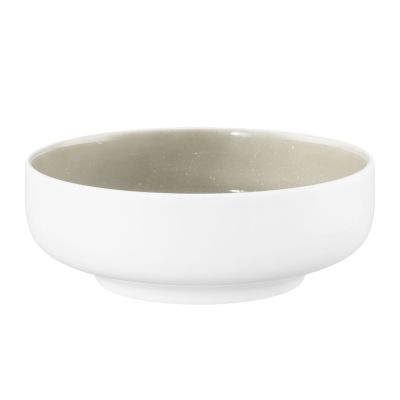 Schale in Weiß und Grau-Beige; flache Form mit weißer Außenseite und gesprenkeltem Innenraum. Ansicht: schräge Ansicht von vorn.