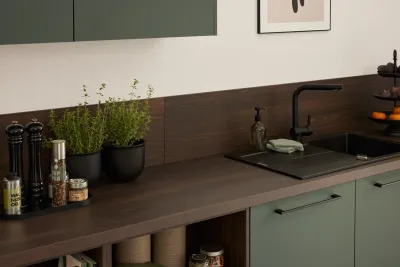 Arbeitsfläche aus dunklem Holz mit schwarzem Spülbecken in klassischer Interliving Küche