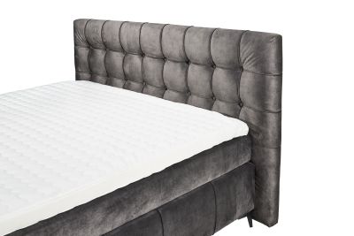 Boxspringbett „Salvador 04 Espresso“ aus schräger Perspektive nahe am Kopfteil aufgenommen, brauner Stoffbezug, Liegefläche ohne Kissen