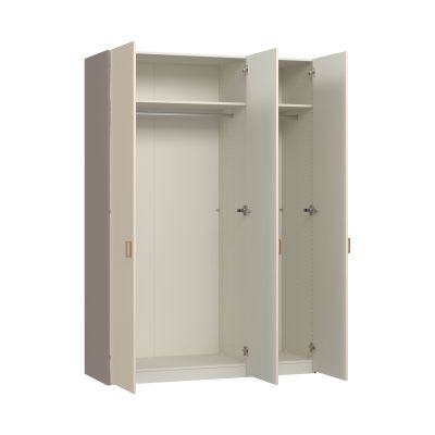 geöffneter dreitüriger Kleiderschrank mit Innenraum, Kleiderstangen und Einlegeböden