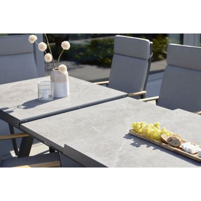 Gartentisch mit ausgezogener Tischplatte im Außenbereich
