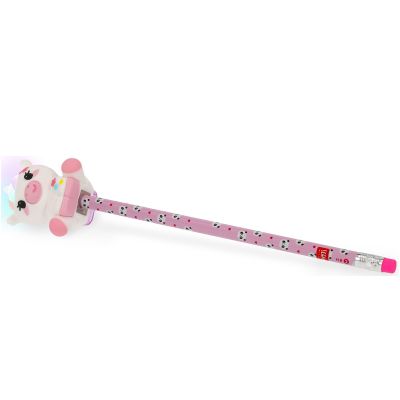 Rosa Leuchtstift mit Einhorn-Spitzerbehälter, als vollständiger rosa Stift diagonal auf weißem Hintergrund gezeigt.