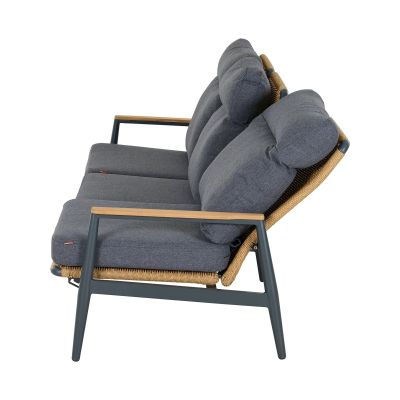 Ein Sofa mit drei Sitzen und grauen Polstern, seitlich fotografiert, mit Armlehnen aus Holz und Geflecht an den Seiten.
