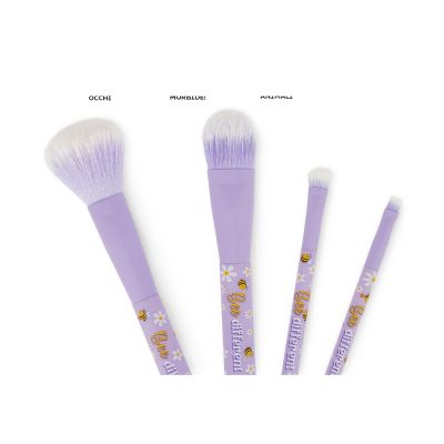 Vier lilafarbene Make-up-Pinsel im Bienen-Design, mit vier Pinseln locker fächerförmig angeordnet gezeigt.