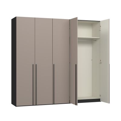 Kleiderschrank mit einer geöffneten Tür und sichtbarem Innenraum mit Einlegeboden und Kleiderstange