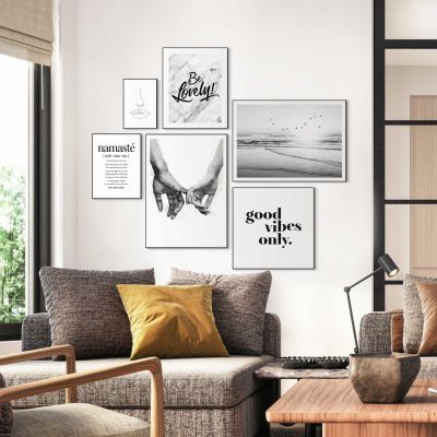 Das Wandbild „Good Vibes Only“, 50 × 50 cm, ist zusammen mit weiteren Motiven als Bilderwand in einem eingerichteten Raum zu sehen.