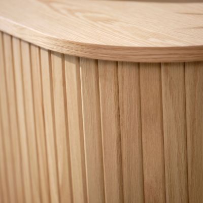 Nahaufnahme der Lamellenstruktur und abgerundeten Kante des Holzschranks